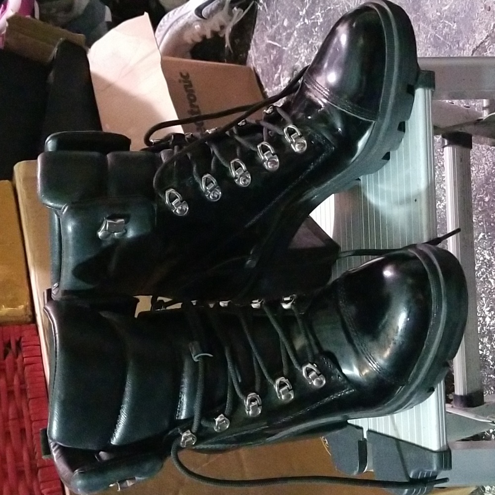 MARC FISHER LTD LACE UP BOOTS PATTEND LEATHER LIKE NEW